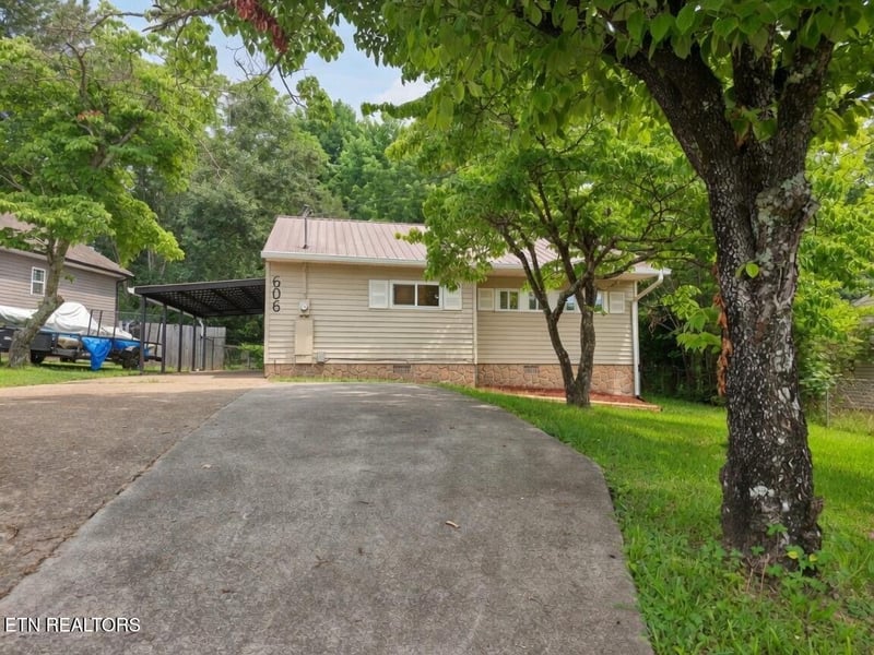 606 W Outer Dr, Oak Ridge, TN 37830