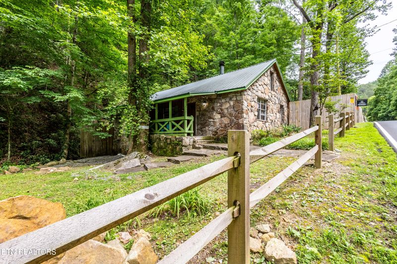 607 Rush Branch Rd, Pigeon Forge, TN 37863