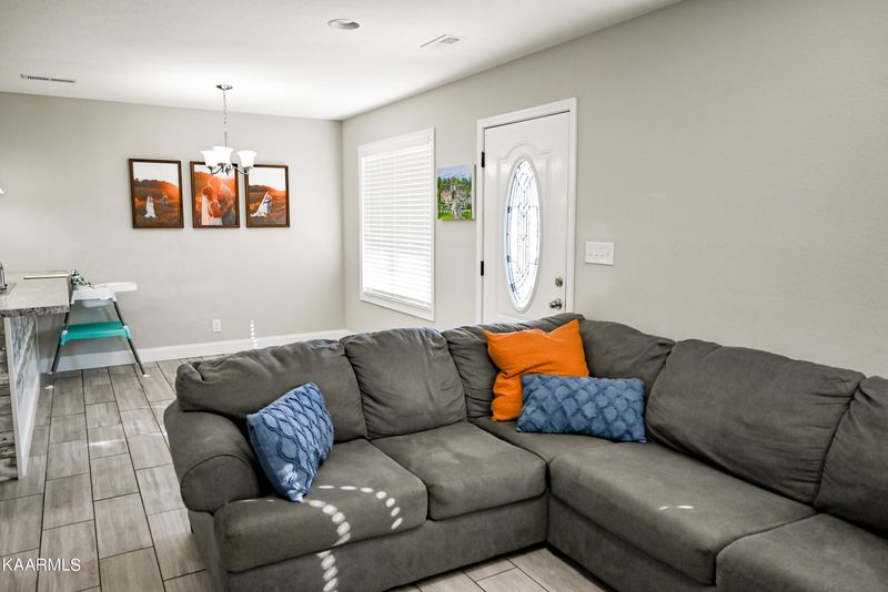 608 W Outer Dr, Oak Ridge, TN 37830