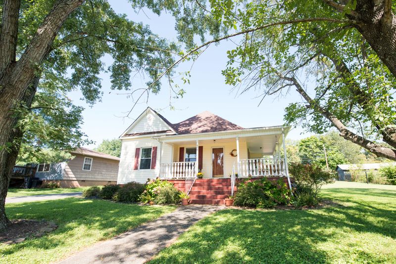 609 Balsam Dr, Knoxville, TN 37918