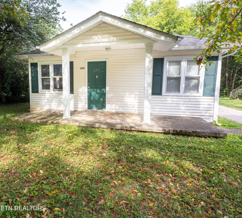 609 W Inskip Dr, Knoxville, TN 37912