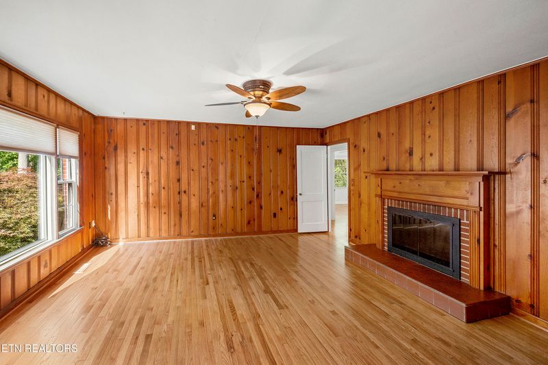 610 S Charles G Seivers Blvd, Clinton, TN 37716