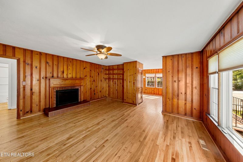 610 S Charles G Seivers Blvd, Clinton, TN 37716
