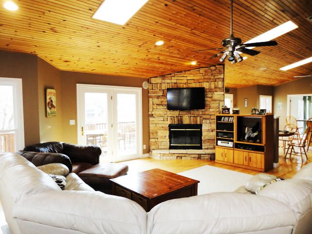 610 Windsor Ln, Jacksboro, TN 37757