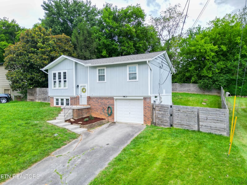6105 Travis Dr, Knoxville, TN 37921
