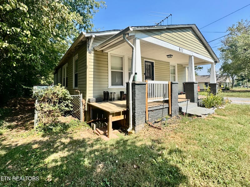 611 Glenoaks Dr, Knoxville, TN 37912