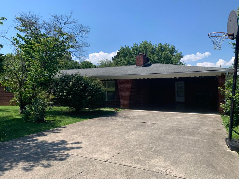 611 Hardin Ln, Sevierville, TN 37862