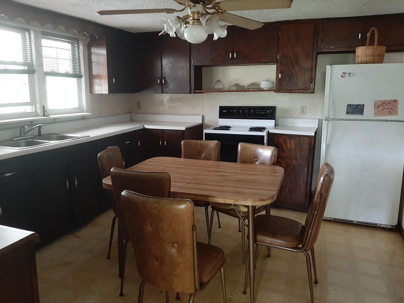 611 S 8th St, Lafollette, TN 37766
