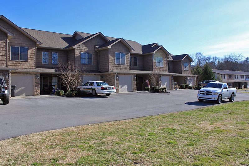 611 S Asbury Dr, Pigeon Forge, TN 37863