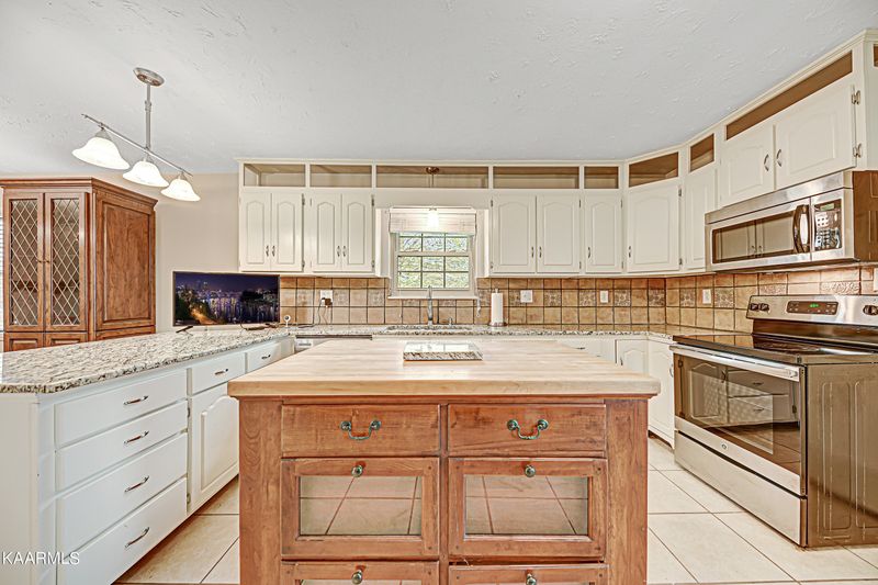 6111 Cate Rd, Powell, TN 37849