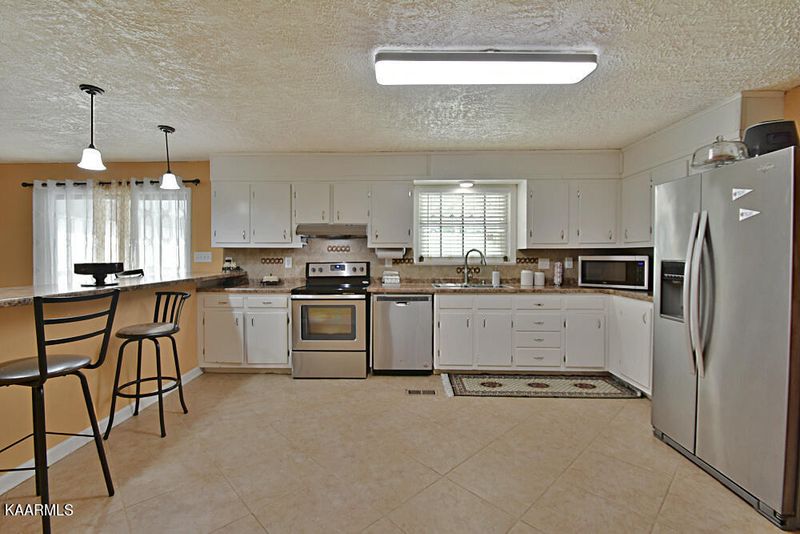 612 Benjamin Dr, Lenoir City, TN 37771
