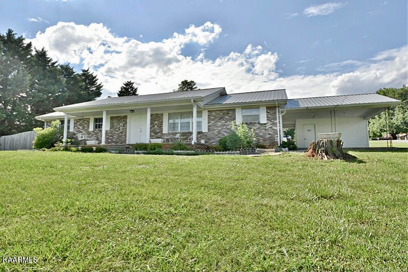 612 Benjamin Dr, Lenoir City, TN 37771