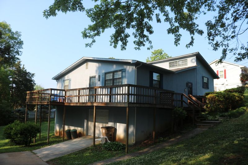 612 Ozark Rd, Knoxville, TN 37912