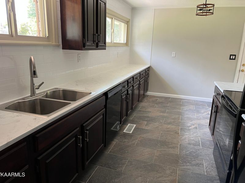 612 Peachtree Rd, Kingston, TN 37763