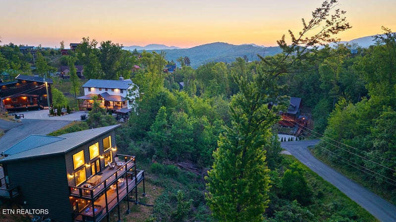 612 Sunset Ln, Gatlinburg, TN 37738