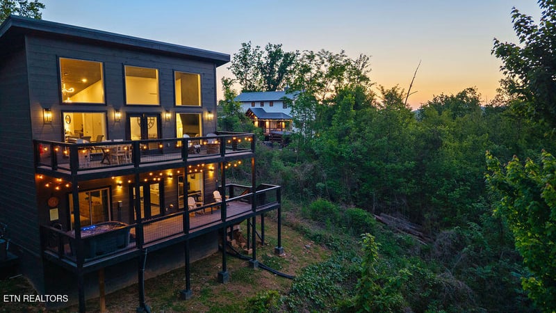 612 Sunset Ln, Gatlinburg, TN 37738