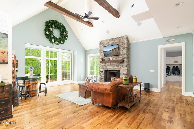 613 Dixon Rd, Lenoir City, TN 37772
