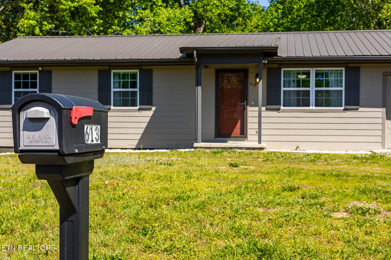 613 Red Bud Ln, Oliver Springs, TN 37840