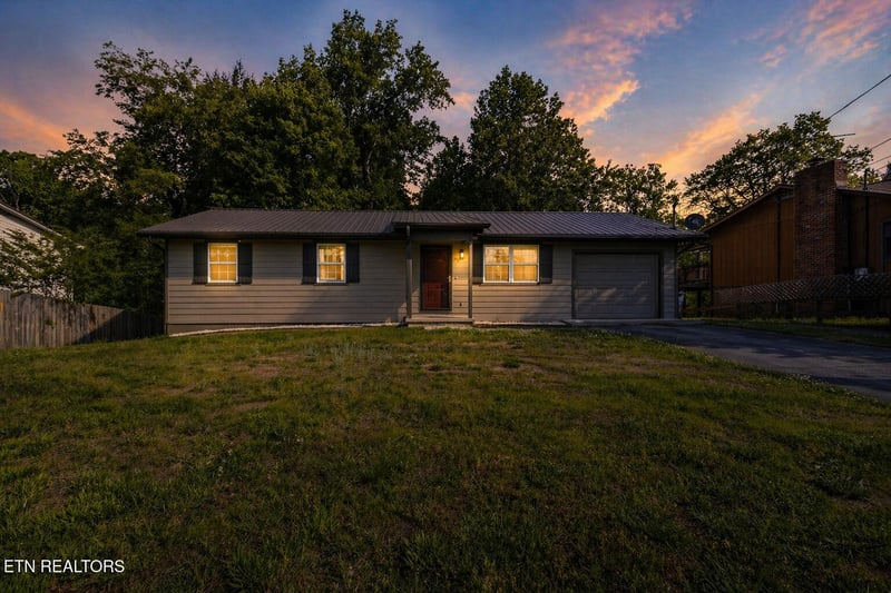 613 Red Bud Ln, Oliver Springs, TN 37840