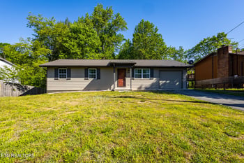 613 Red Bud Ln, Oliver Springs, TN 37840