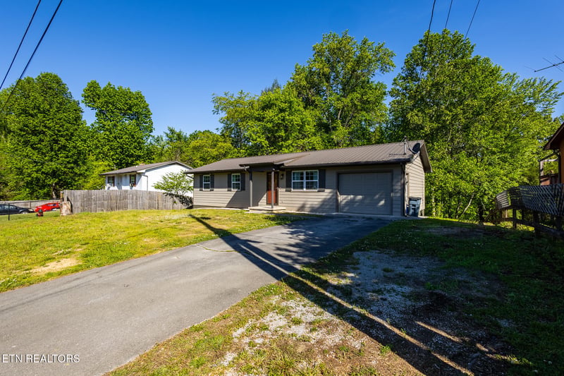 613 Red Bud Ln, Oliver Springs, TN 37840