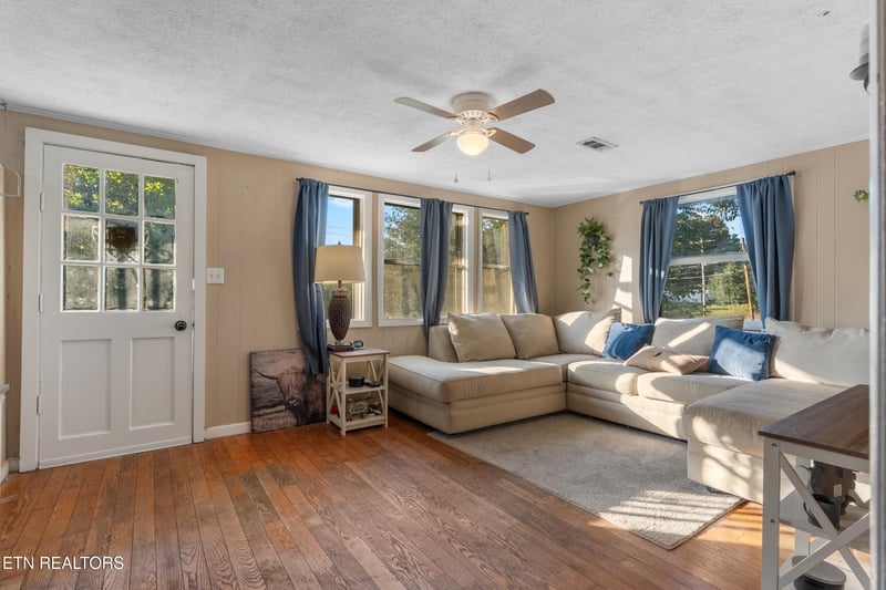 613 W 4th Ave, Lenoir City, TN 37771