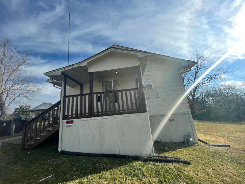 613 W Outer Dr, Oak Ridge, TN 37830