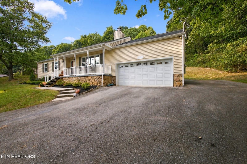6130 Grove Dr, Knoxville, TN 37918