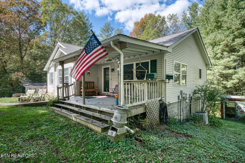 614 W Creston Rd, Crossville, TN 38571