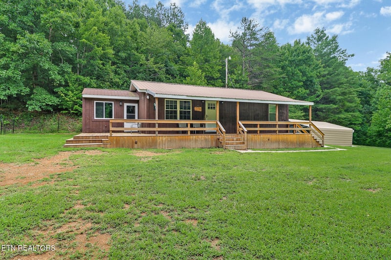 615 E Robbins Rd, Robbins, TN 37852