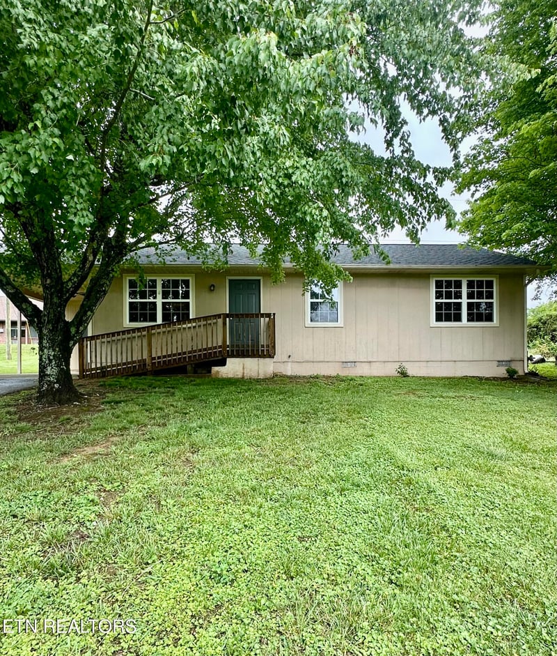 615 Mccartt St, Wartburg, TN 37887