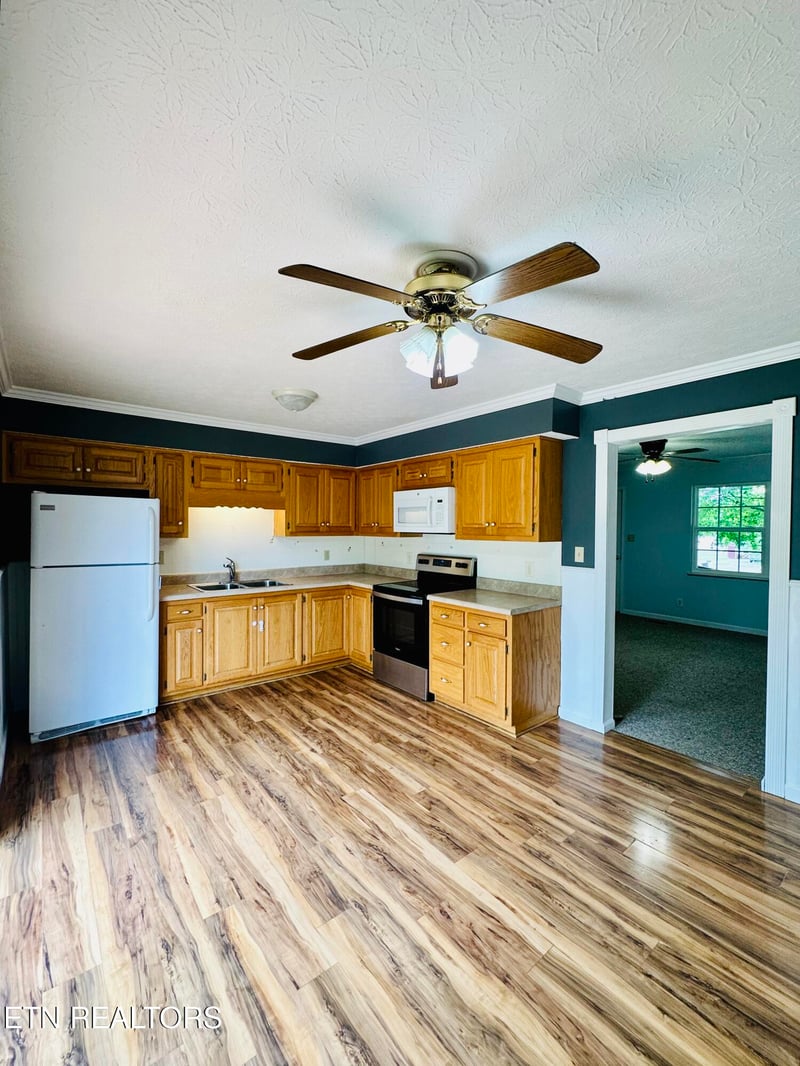615 Mccartt St, Wartburg, TN 37887