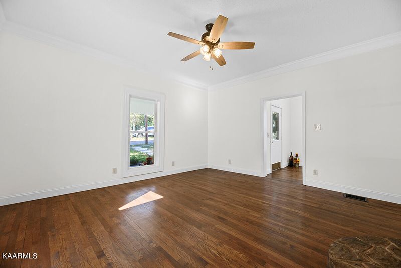 615 Medaris St, Clinton, TN 37716