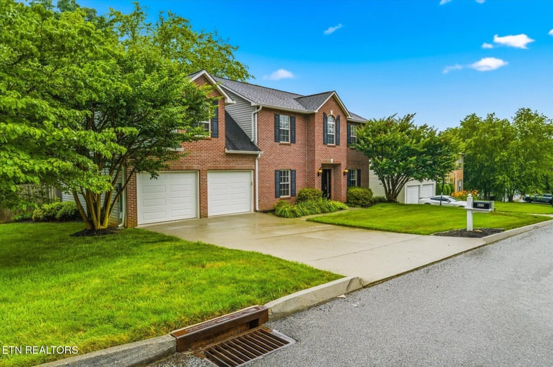 615 Mountain Pass Ln, Knoxville, TN 37923