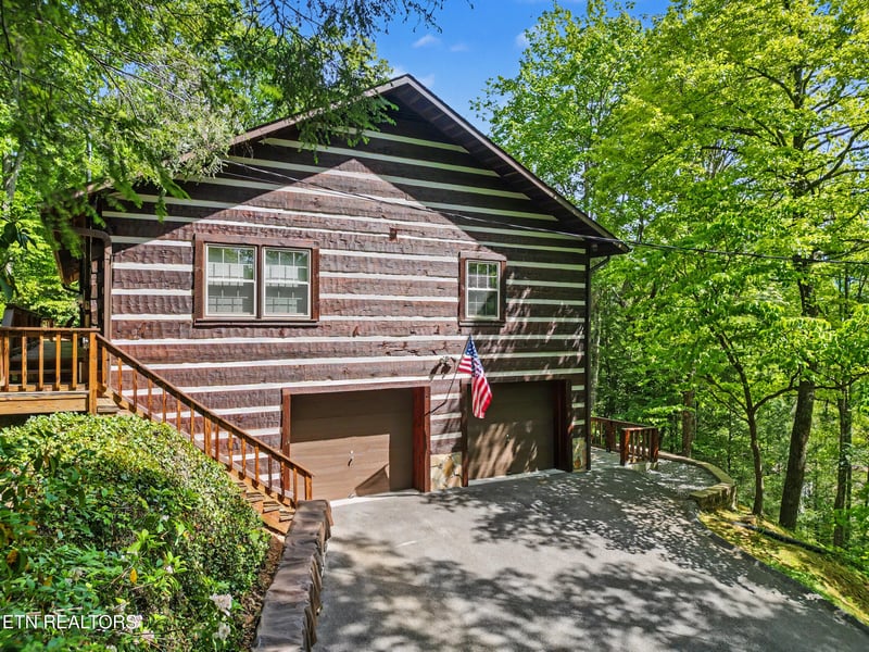615 N Ownby Dr, Gatlinburg, TN 37738