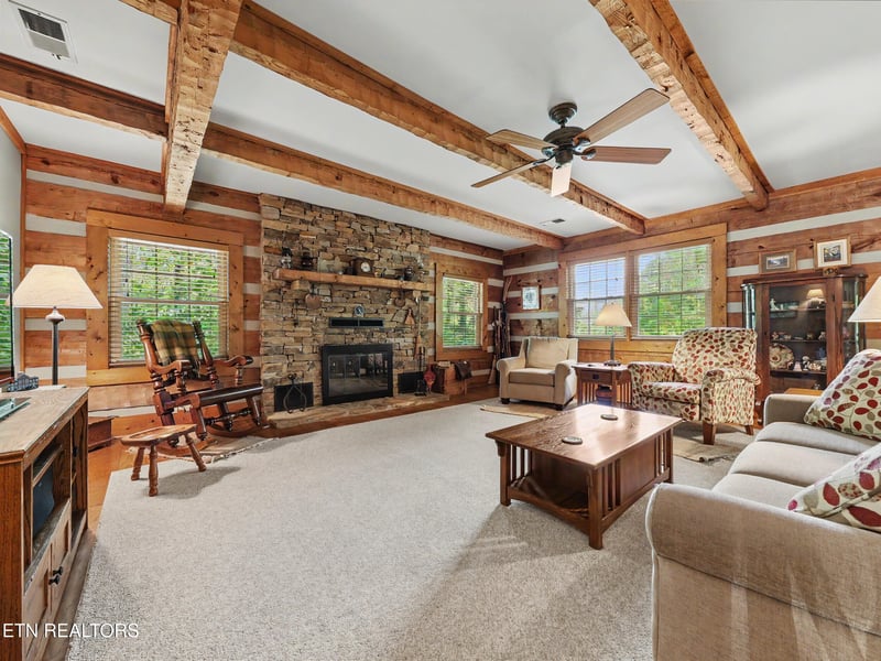 615 N Ownby Dr, Gatlinburg, TN 37738