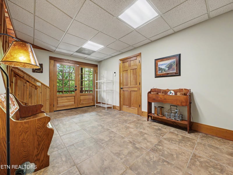615 N Ownby Dr, Gatlinburg, TN 37738