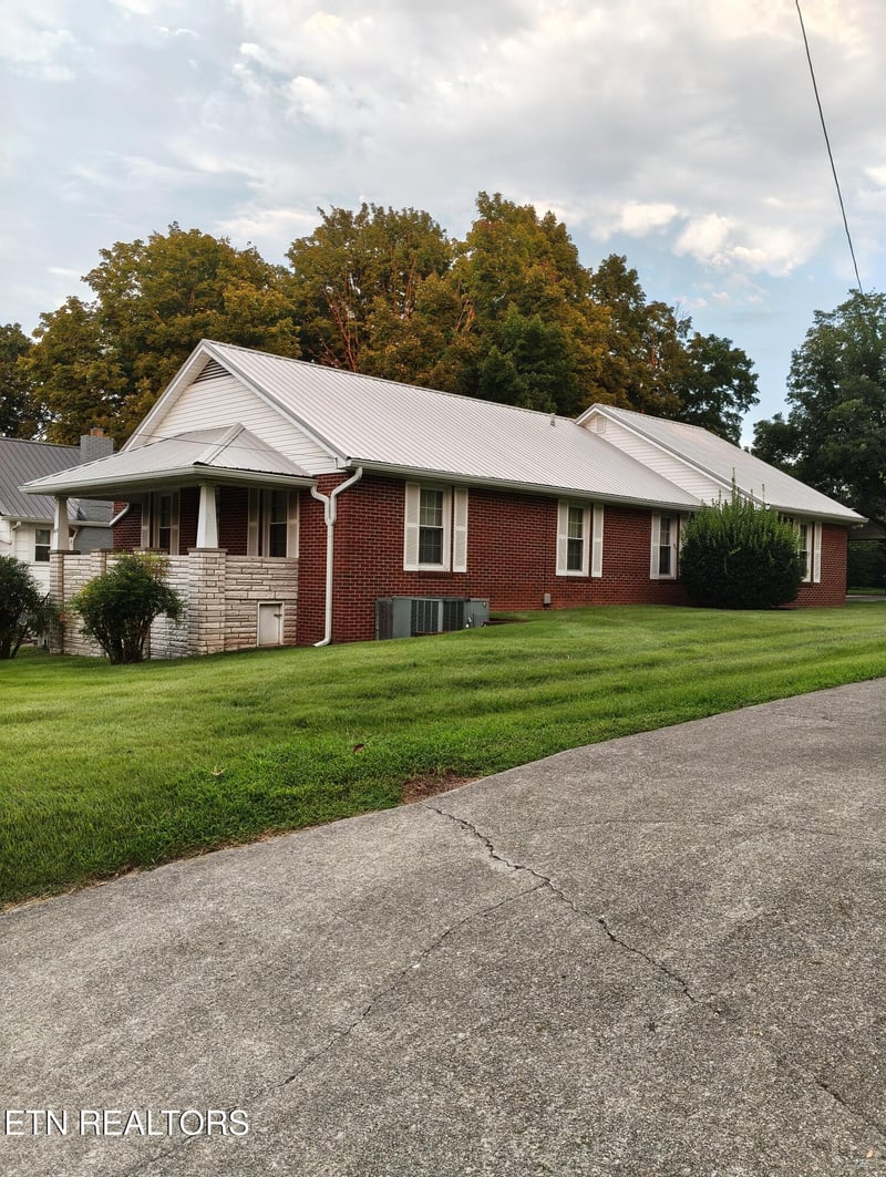 615 Wharf St, Loudon, TN 37774