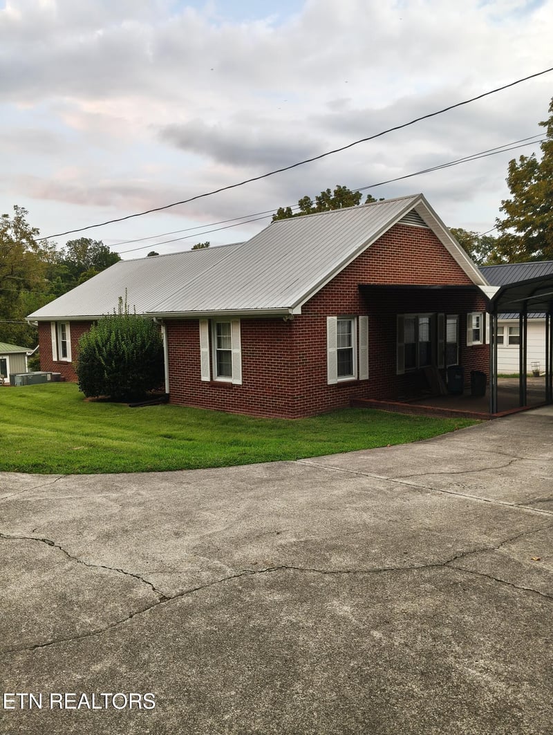 615 Wharf St, Loudon, TN 37774