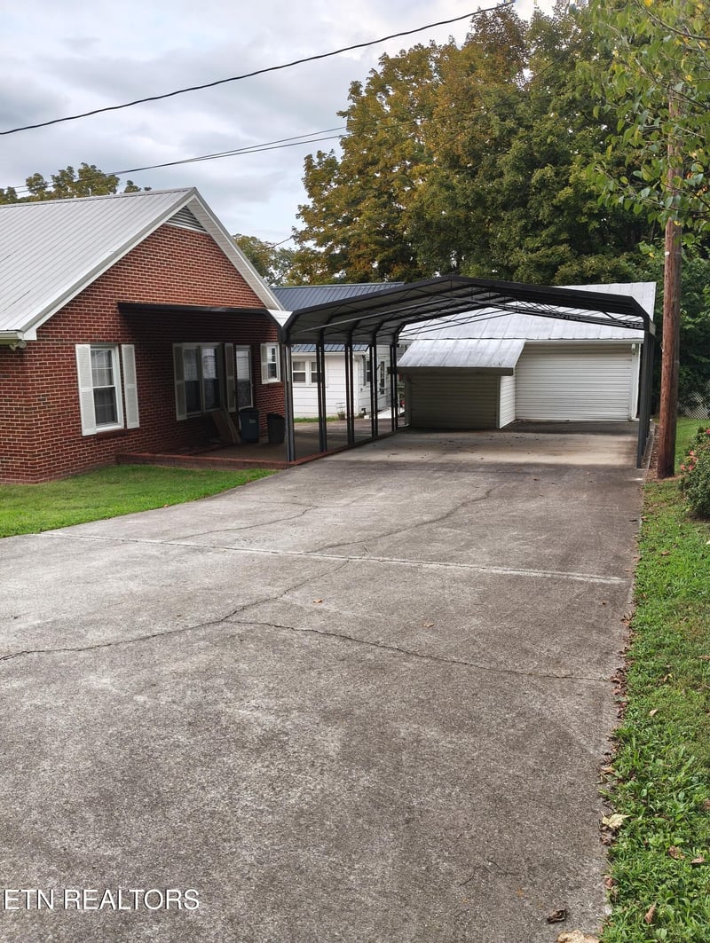 615 Wharf St, Loudon, TN 37774