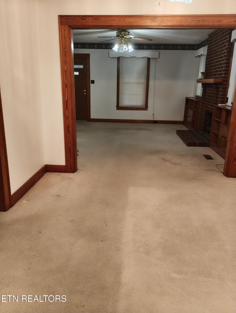 615 Wharf St, Loudon, TN 37774