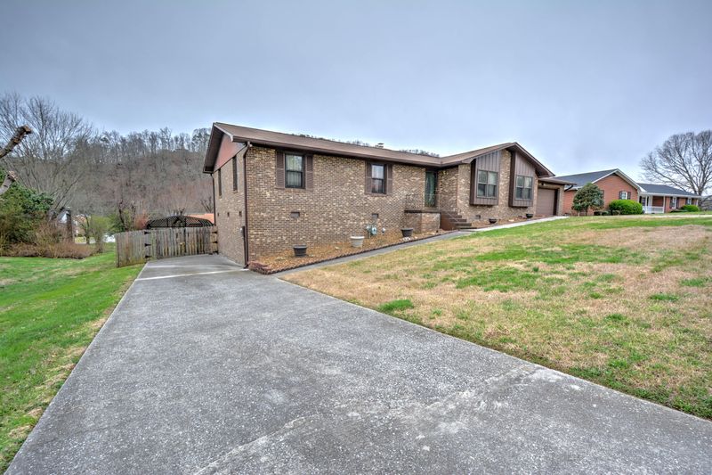 616 Greenwood Dr, Clinton, TN 37716