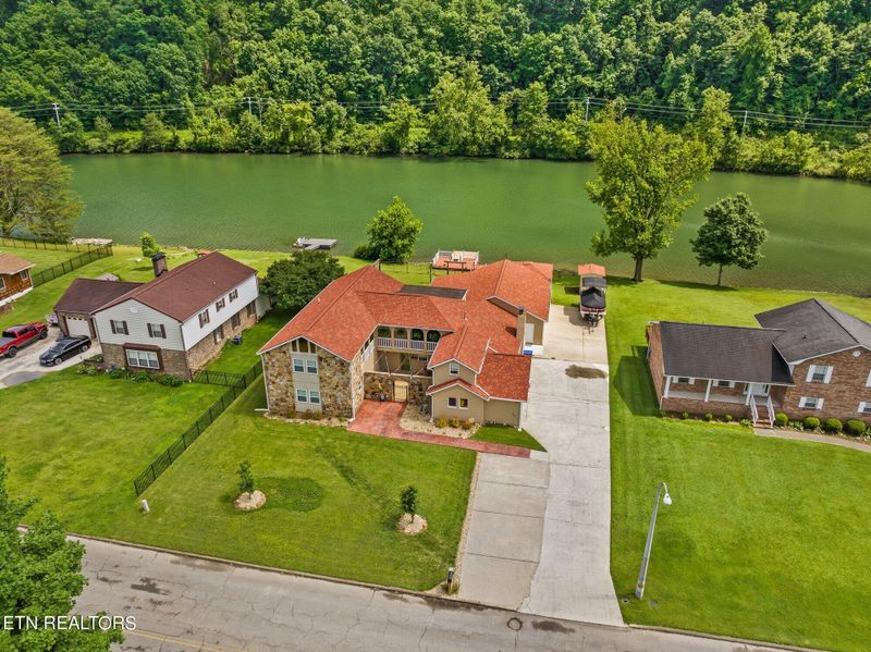 616 Riverbend Rd, Clinton, TN 37716