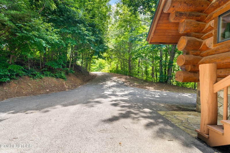 617 Almost Heaven Way, Gatlinburg, TN 37738