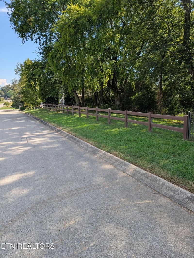 617 Davis Acres Dr, Maryville, TN 37804