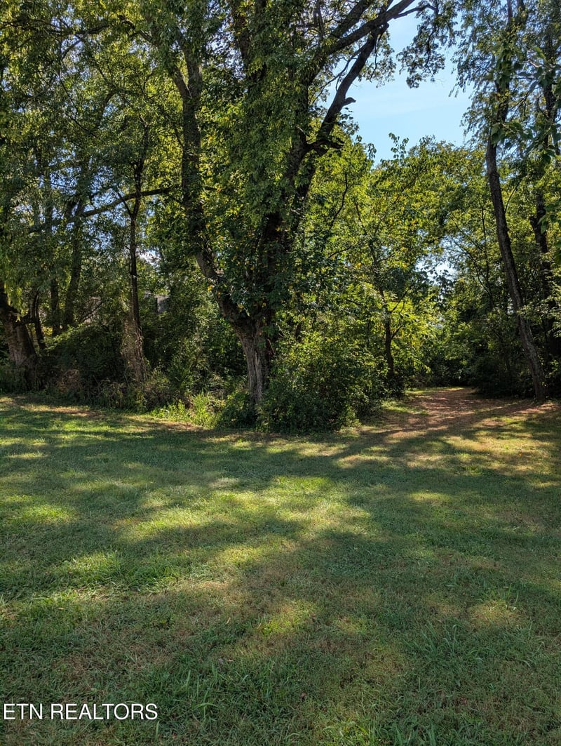 617 Davis Acres Dr, Maryville, TN 37804