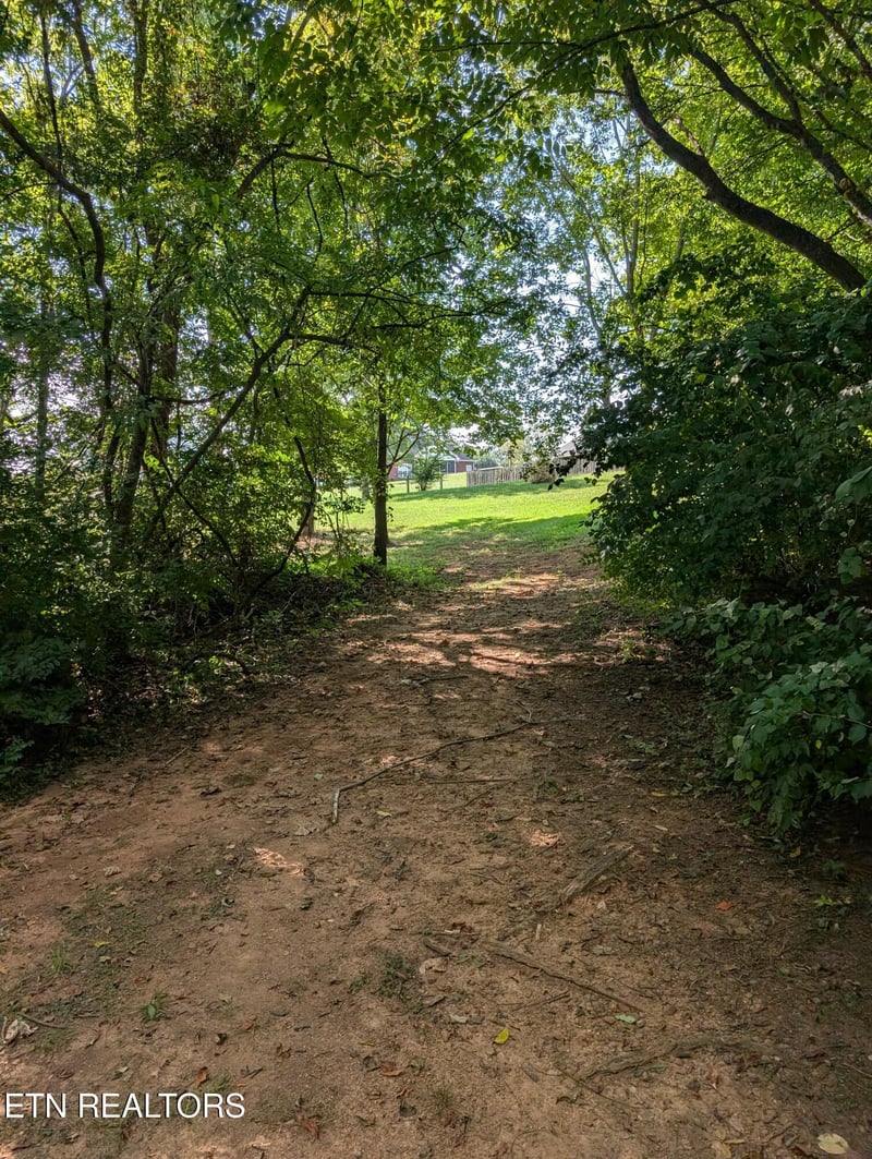 617 Davis Acres Dr, Maryville, TN 37804