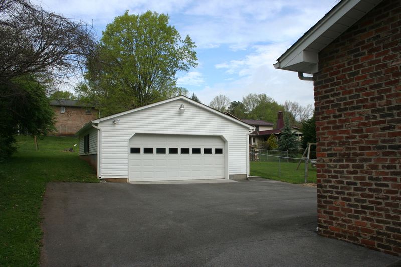 617 E Meadecrest Dr, Knoxville, TN 37923