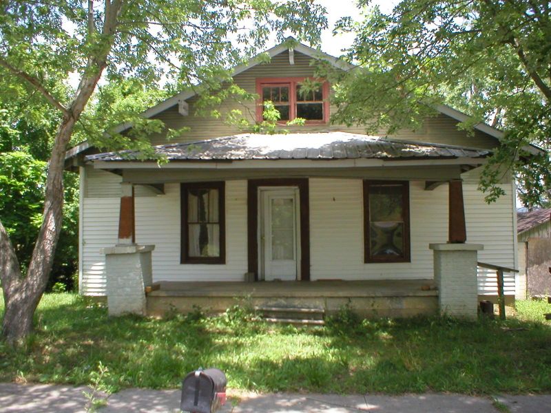 619 8th St, Etowah, TN 37331