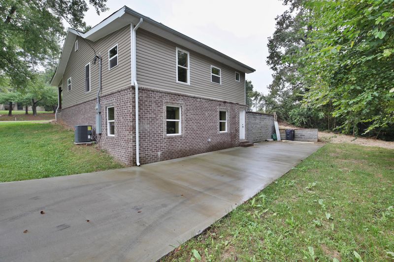 619 E Inskip Dr, Knoxville, TN 37912